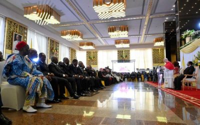 Papa, din nou ținta lui Trump: Condamnă corupția, în fața unui președinte african longeviv