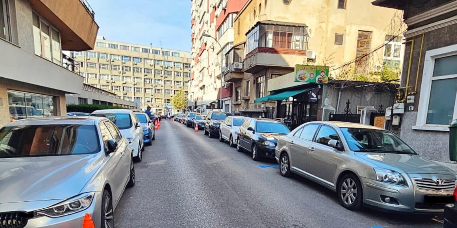 Parcare gratuită pentru mașinile electrice în București, menținută până în 2027 Bucureștiul a decis să păstreze facilitățile pentru deținătorii de vehicule electrice în oraș, după ce Consiliul General a aprobat un amendament crucial în ședința de joi