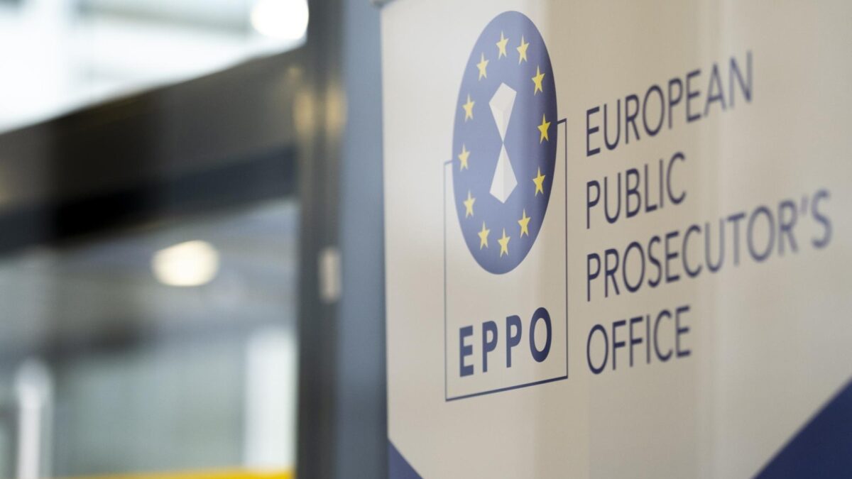 O anchetă amplă a Parchetului European (EPPO) a dus la arestarea a șapte persoane în Cehia, inclusiv doi oficiali guvernamentali de rang înalt, suspectați de fraudă cu fonduri europene