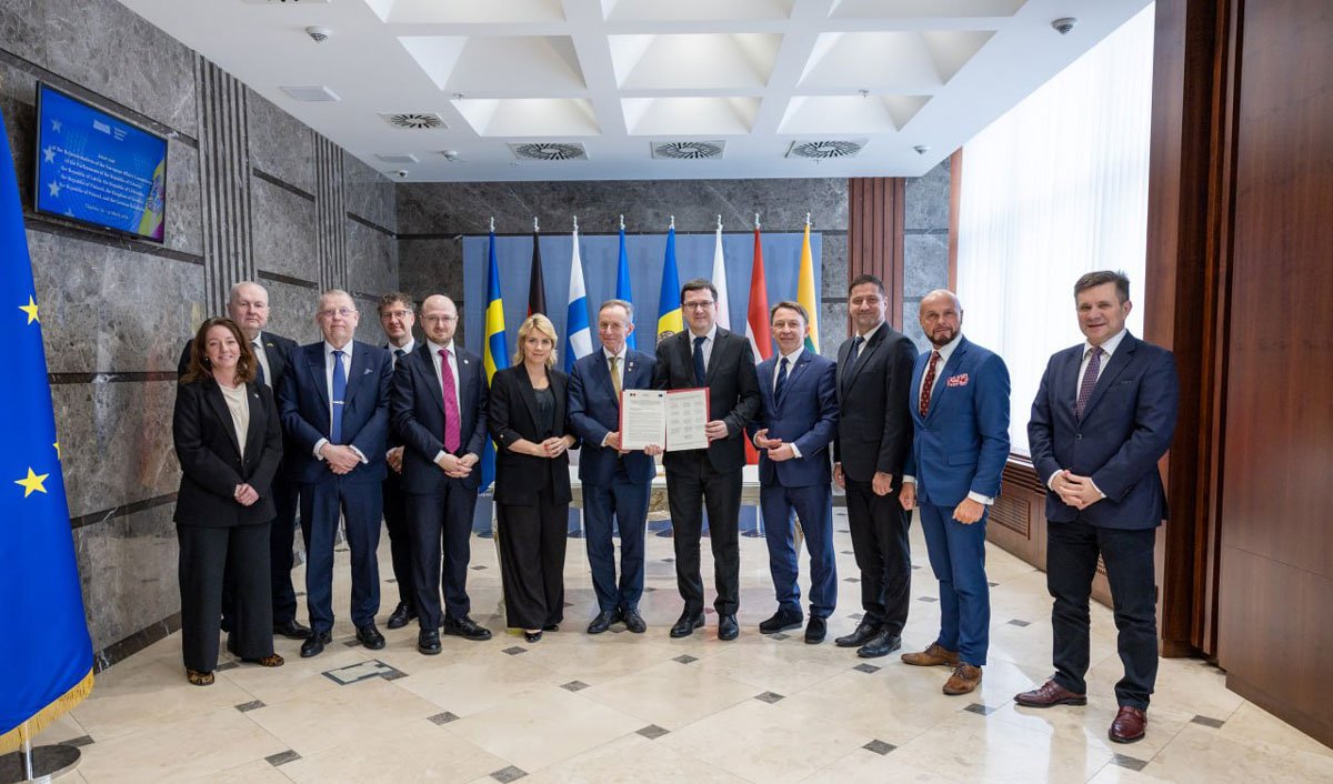 deputați moldoveni solicită UE accelerarea negocierilor de aderare Șapte deputați din Republica Moldova au semnat recent o declarație în care cer Uniunii Europene să avanseze cu procesul de admitere a țării în blocul comunitar