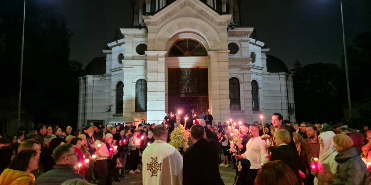 Când vine Paștele: Ora la care preoții sfințesc pasca și bucatele