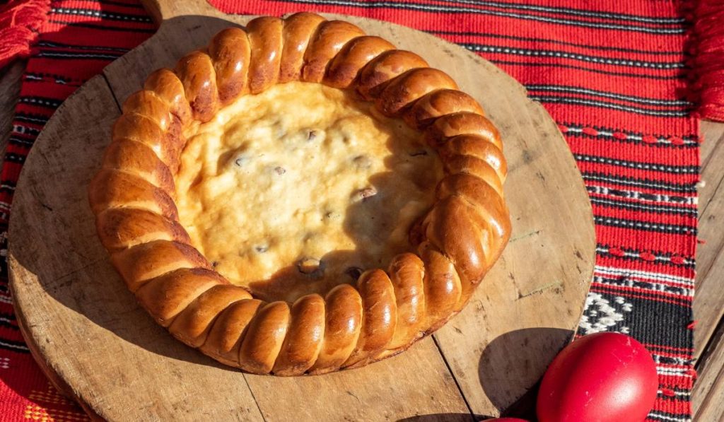O reinterpretare a tradiționalei plăcinte, pasca cu smântână se bucură de o popularitate crescută, fiind tot mai prezentă pe mesele festive, dar și în momentele când pofta de dulce dictează