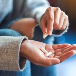 Atenție la medicamente: Alimentele „banale” care pot sabota tratamentul