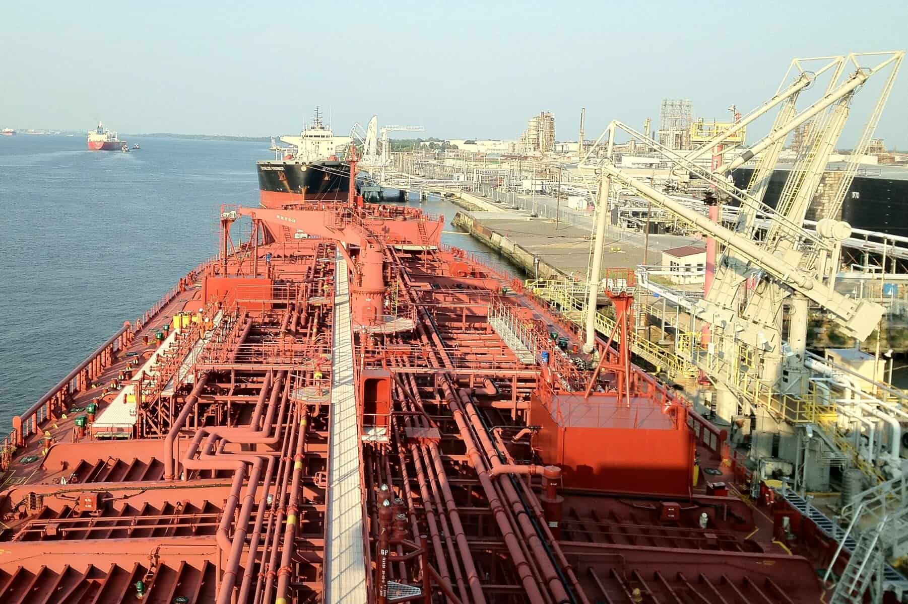 Prețul petrolului crește după ce Iranul a închis Strâmtoarea Hormuz Iranul a închis din nou Strâmtoarea Hormuz, o arteră vitală pentru comerțul global cu petrol, la mai puțin de 24 de ore după ce a încheiat un acord de armistițiu cu Statele Unite ale Americii