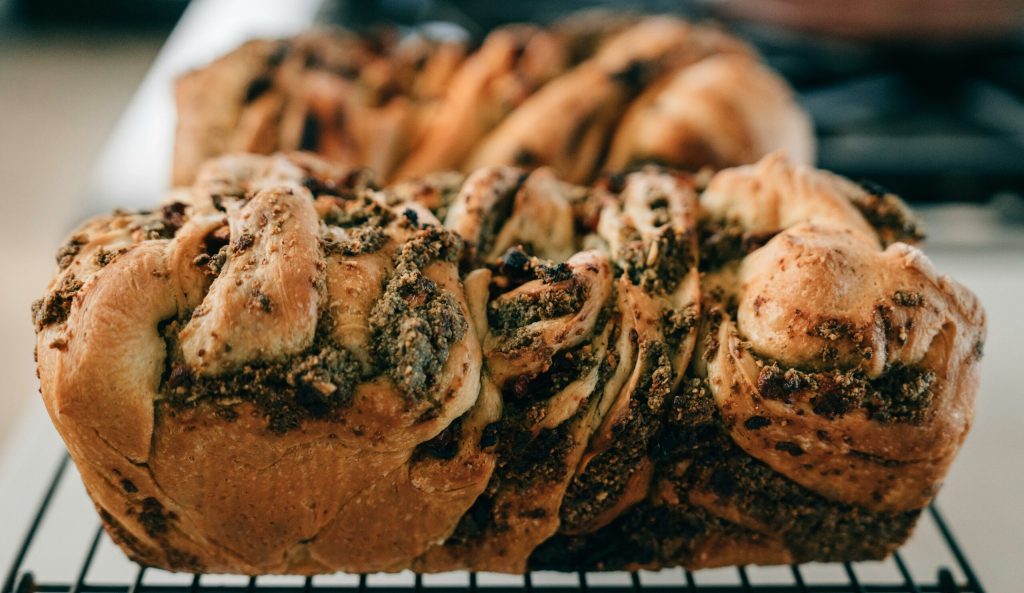 Reteta Delicioasa de Cozonac Cozonacul, desertul tradițional care adună familiile laolaltă, poate fi preparat urmând o rețetă simplă, dar cu rezultate spectaculoase
