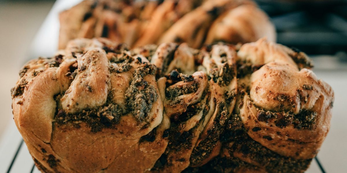 Rețeta bunicii: cum faci cozonacul pufos, vedeta de Paște din România