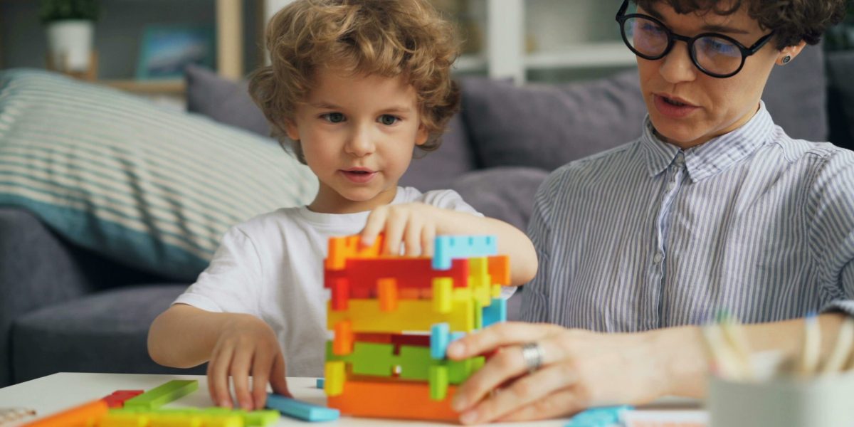 Părinții copiilor cu autism și sindrom down, sprijin de la stat: consiliere gratuită