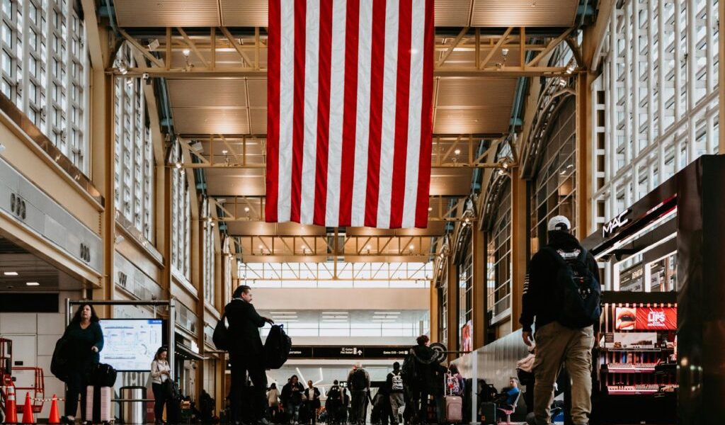 Robot industrial, genunchi bionic și meteorit din 1576: comorile pierdute prin aeroporturile americane