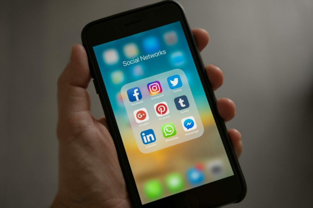 UE, pe cale să interzică social media minorilor? Macron convoacă liderii