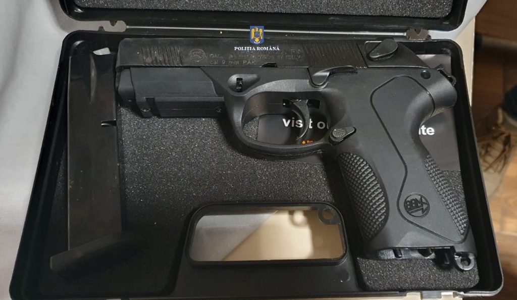 Arădeancă, prinsă la vânzarea unui pistol pe net: Cere 300 de euro