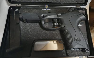 Arădeancă, prinsă la vânzarea unui pistol pe net: Cere 300 de euro