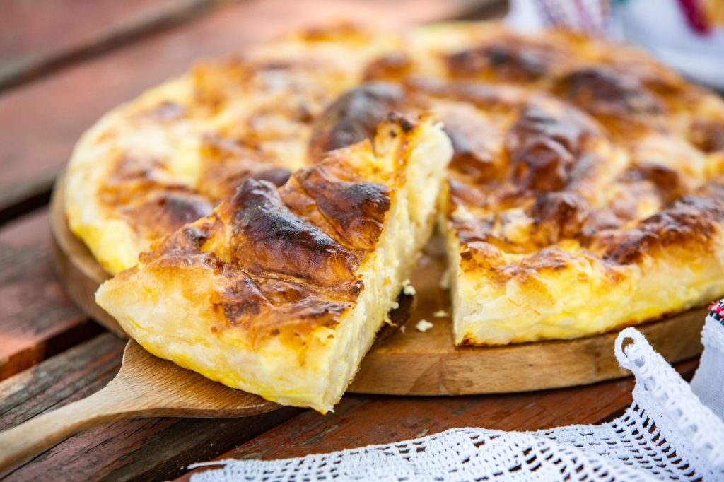 Plăcintă tradițională cu brânză de vaci: Răsucită sau la tavă? Rețeta bunicii