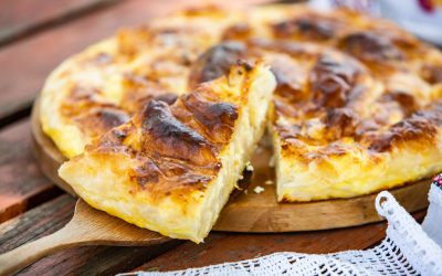 Plăcintă tradițională cu brânză de vaci: Răsucită sau la tavă? Rețeta bunicii