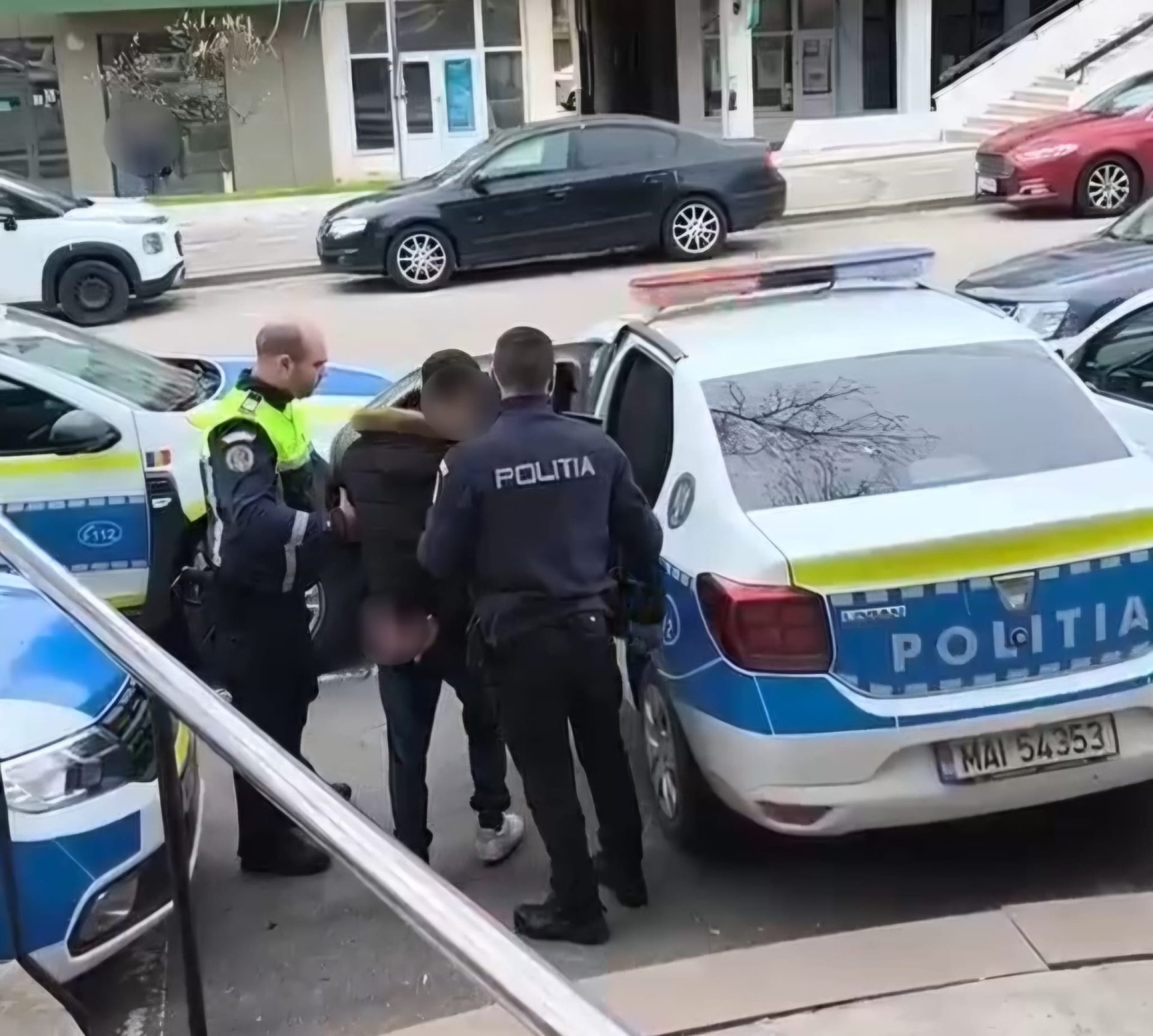 Tânăr, arestat după ce a lovit un polițist, pentru… muzică