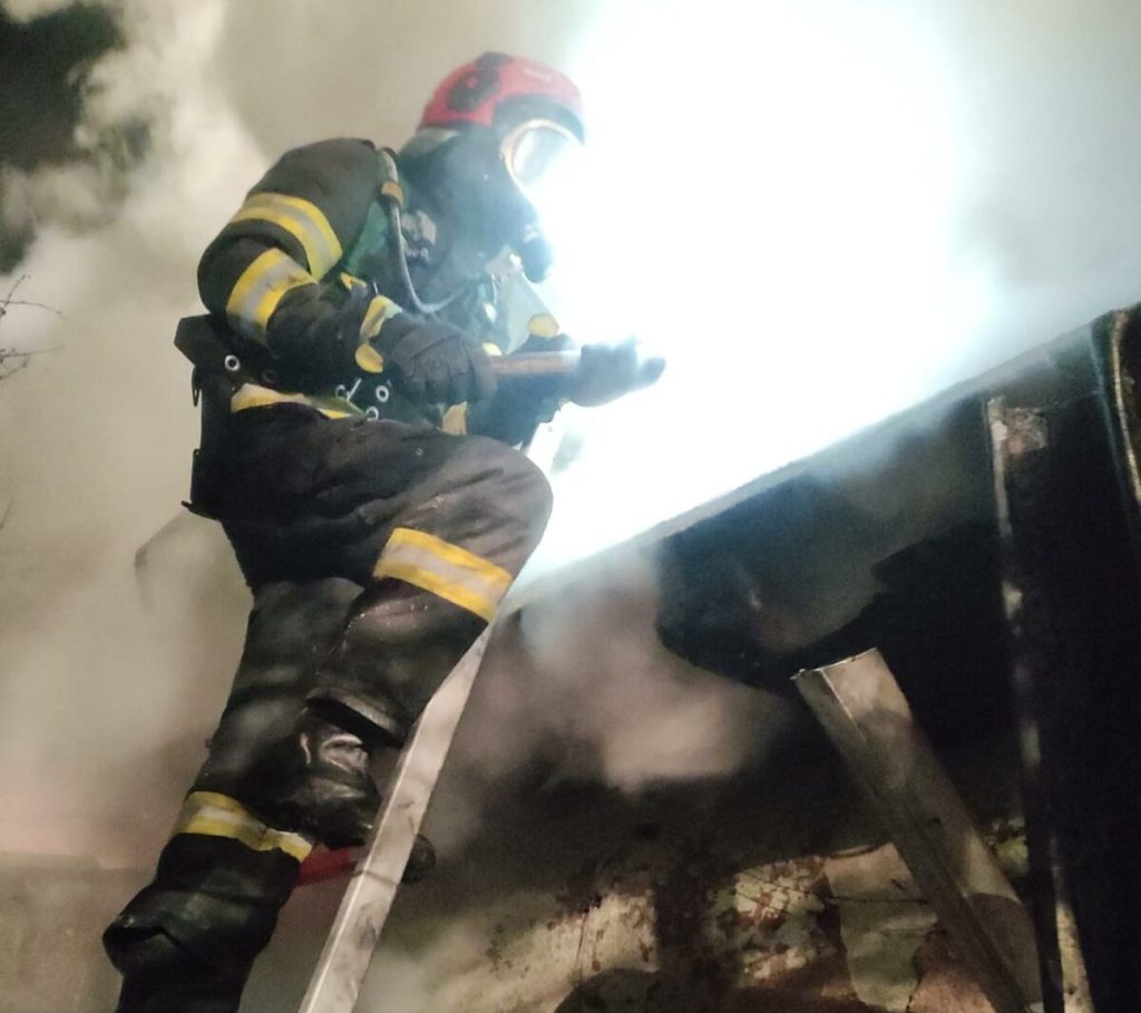 Incendiu devastator la Galați: Pompierii găsesc o victimă, misiunea continuă