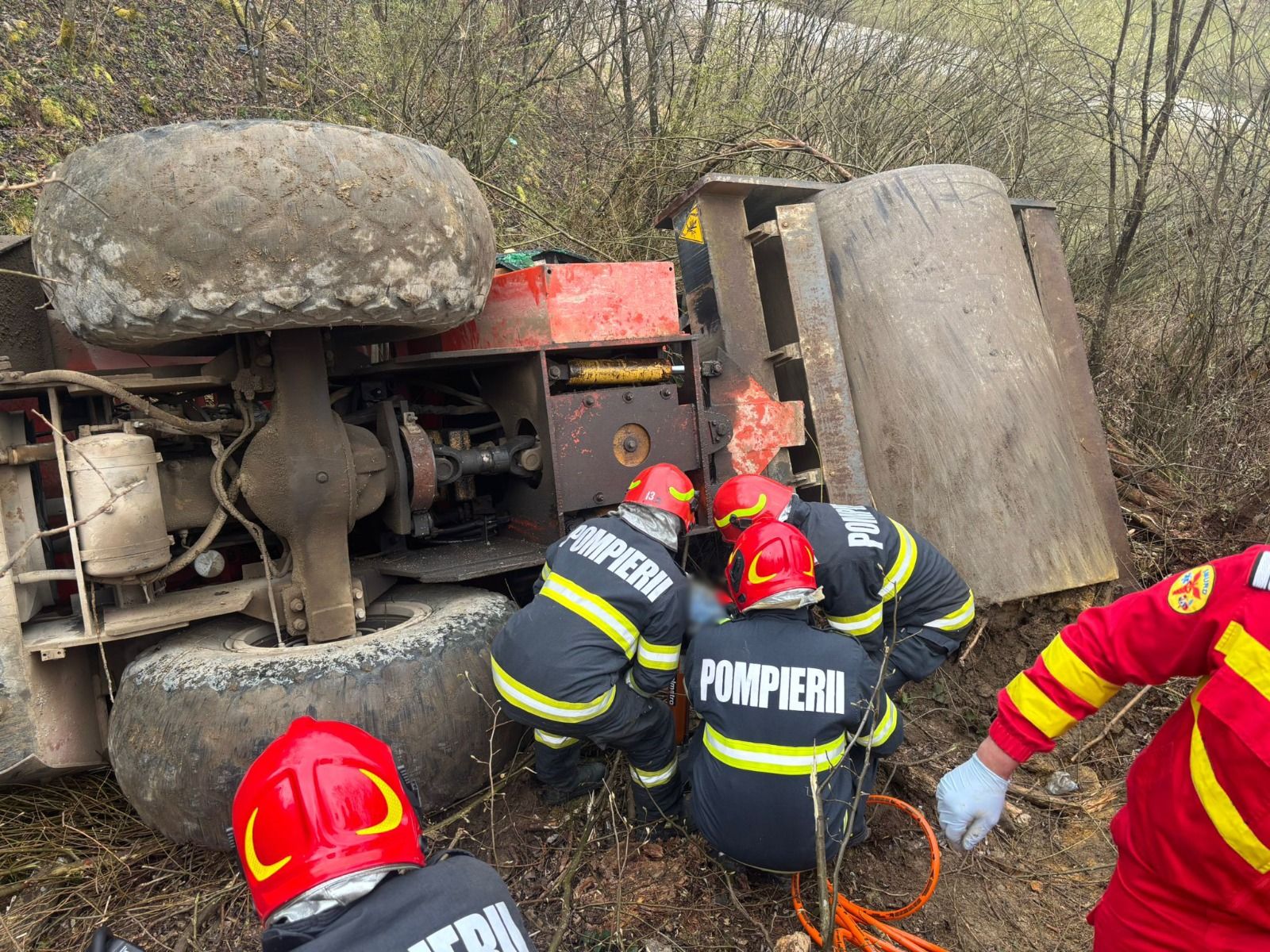 Bărbat sfâșiat de utilaj într-o râpă adâncă din Bihor