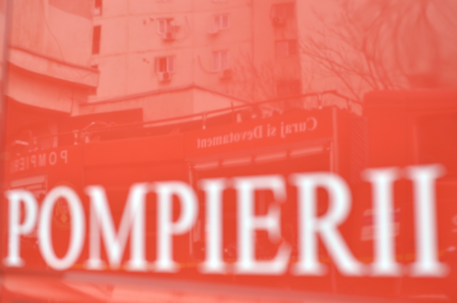 Pompierii prahoveni intervin pentru stingerea unui incendiu izbucnit în Câmpina, la o clădire dezafectată aparținând fostului Institut de Petrol și Gaze