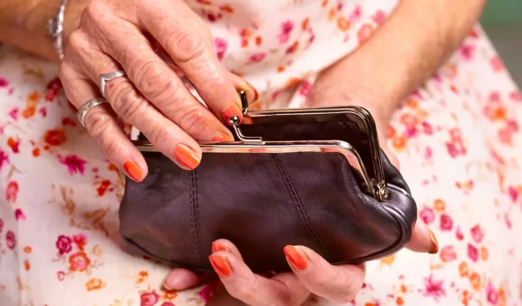 Ce pensie primești de la stat dacă ai muncit ani pe salariul minim