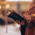 De ce e bine să ne spovedim? Preotul explică efectul „curățării sufletului”