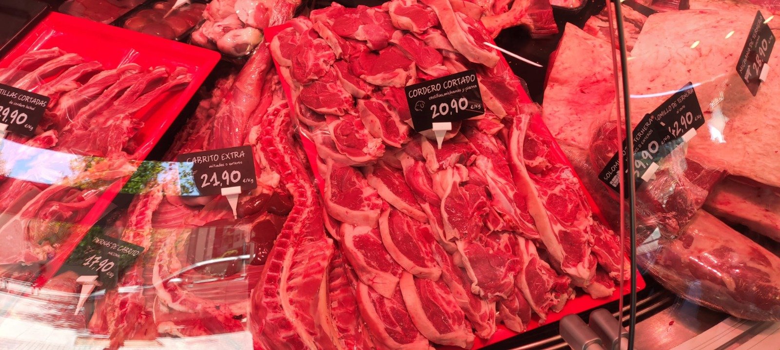 Prețurile la miel în piețele și supermarketurile din România au înregistrat o creștere semnificativă în ultimele săptămâni, înainte de Paștele Ortodox