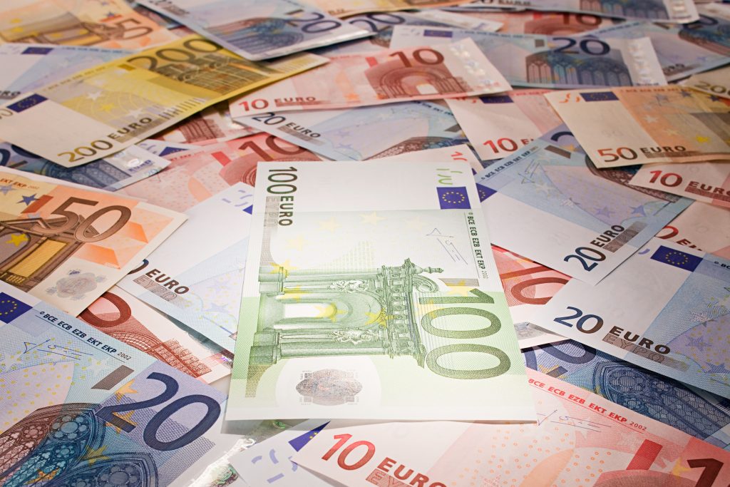 Fondurile europene din 2026 pentru fermieri și antreprenori români: finanțări de până la 20 milioane EUR pentru panouri solare și baterii