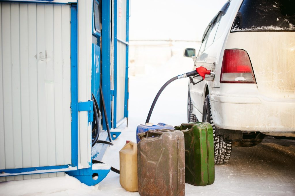 Transportul de combustibil în România urmează reguli stricte, menite să asigure siguranța și legalitatea operării