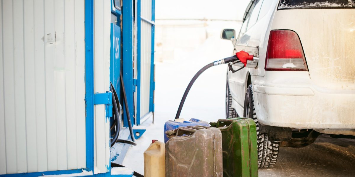 Poți lua combustibil din canistră de la benzinărie? Reguli pentru șoferi