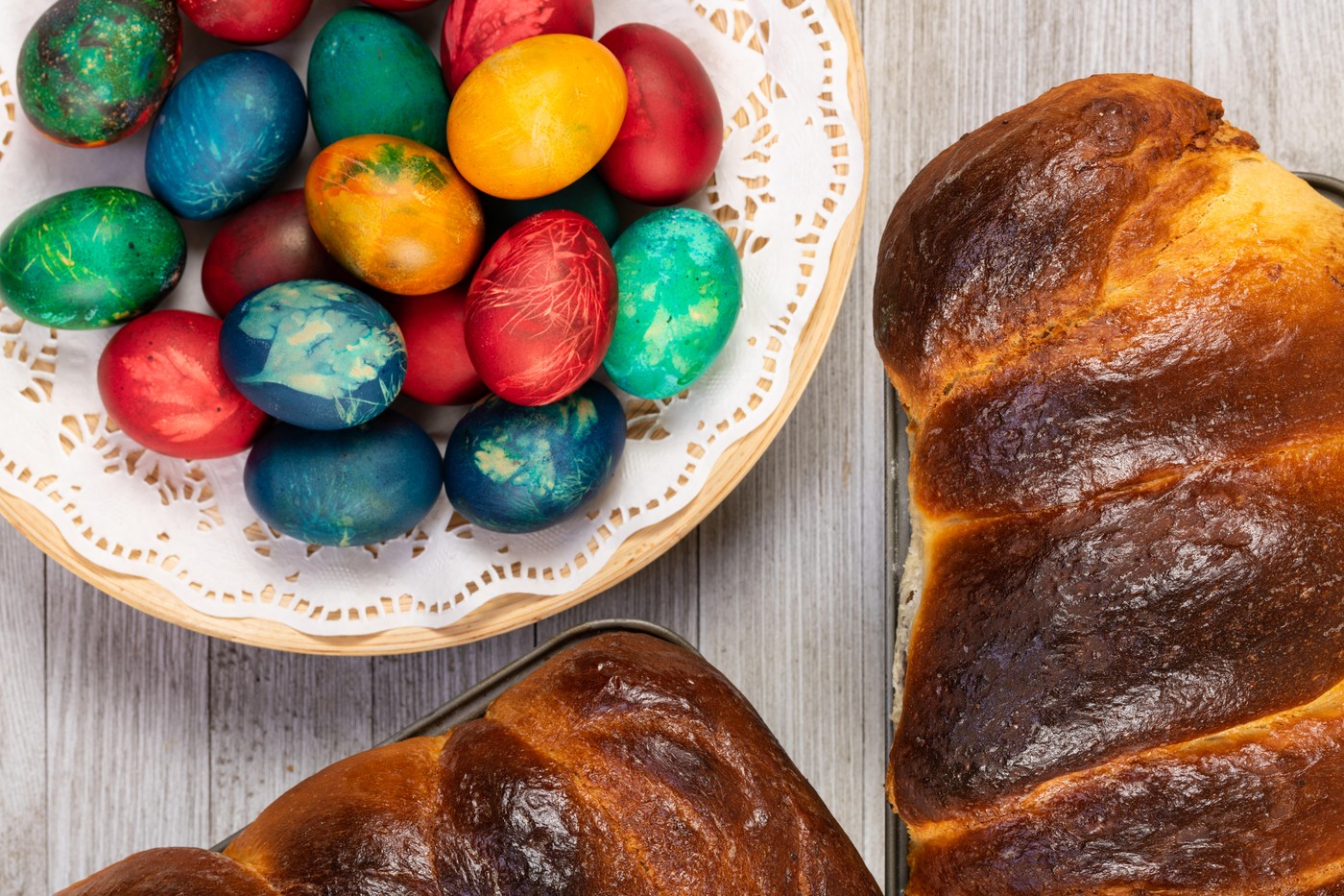 Creșterile de prețuri la produsele alimentare de Paște afectează bugetele românilor, iar unii trebuie să plătească între 1000 și 1500 de lei pentru masa tradițională de sărbătoare, în condițiile în care majoritatea populației nu își permit astfel de cheltuieli