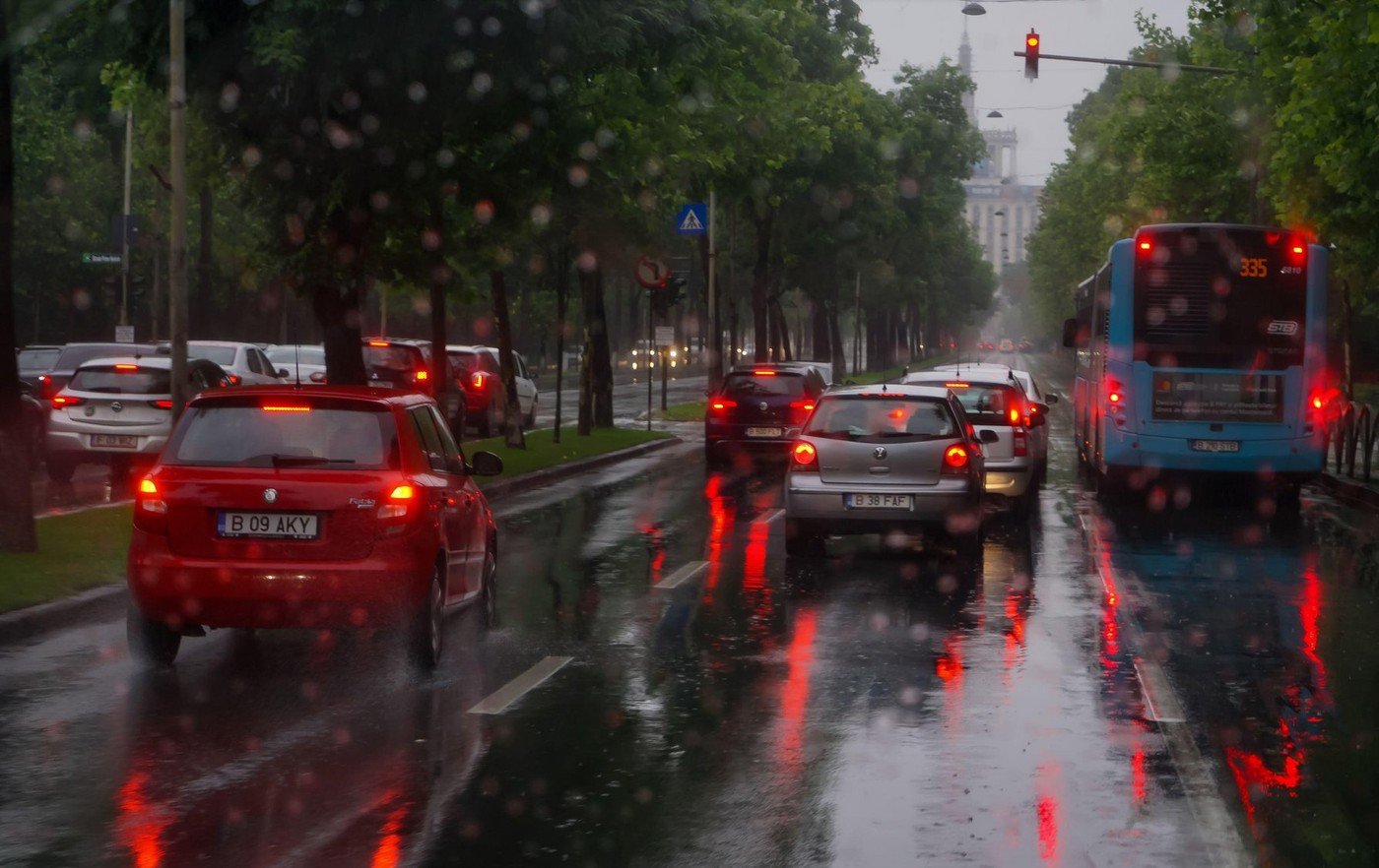 Doi coduri galbene de ploi și vânt în București