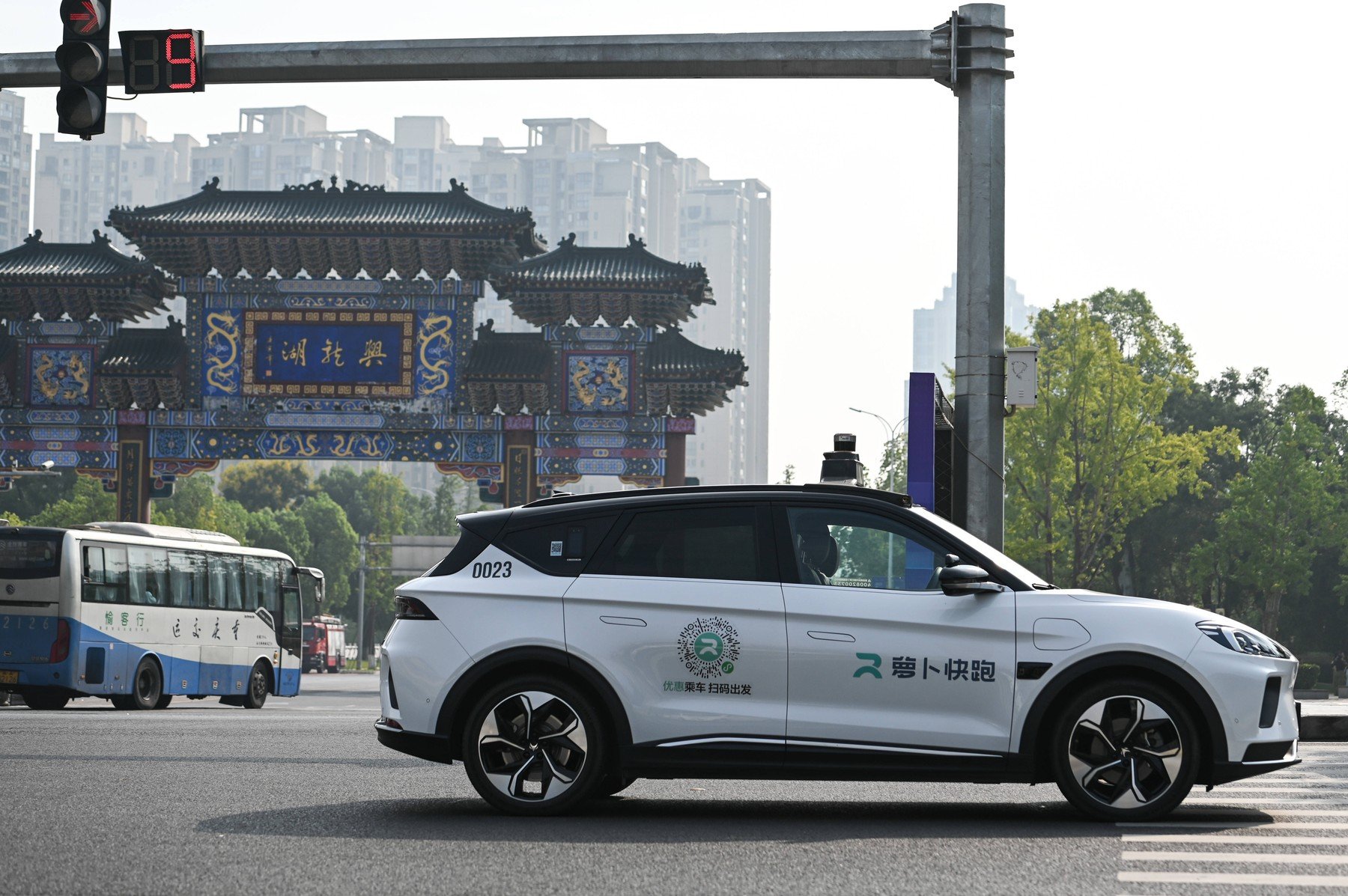 Autoritățile din Wuhan au anunțat miercuri că un sistem defectuos a cauzat oprirea bruscă a numeroase robotaxiuri Apollo Go din oraș, reamintind îngrijorările legate de siguranța serviciilor de mobilitate autonomă în China