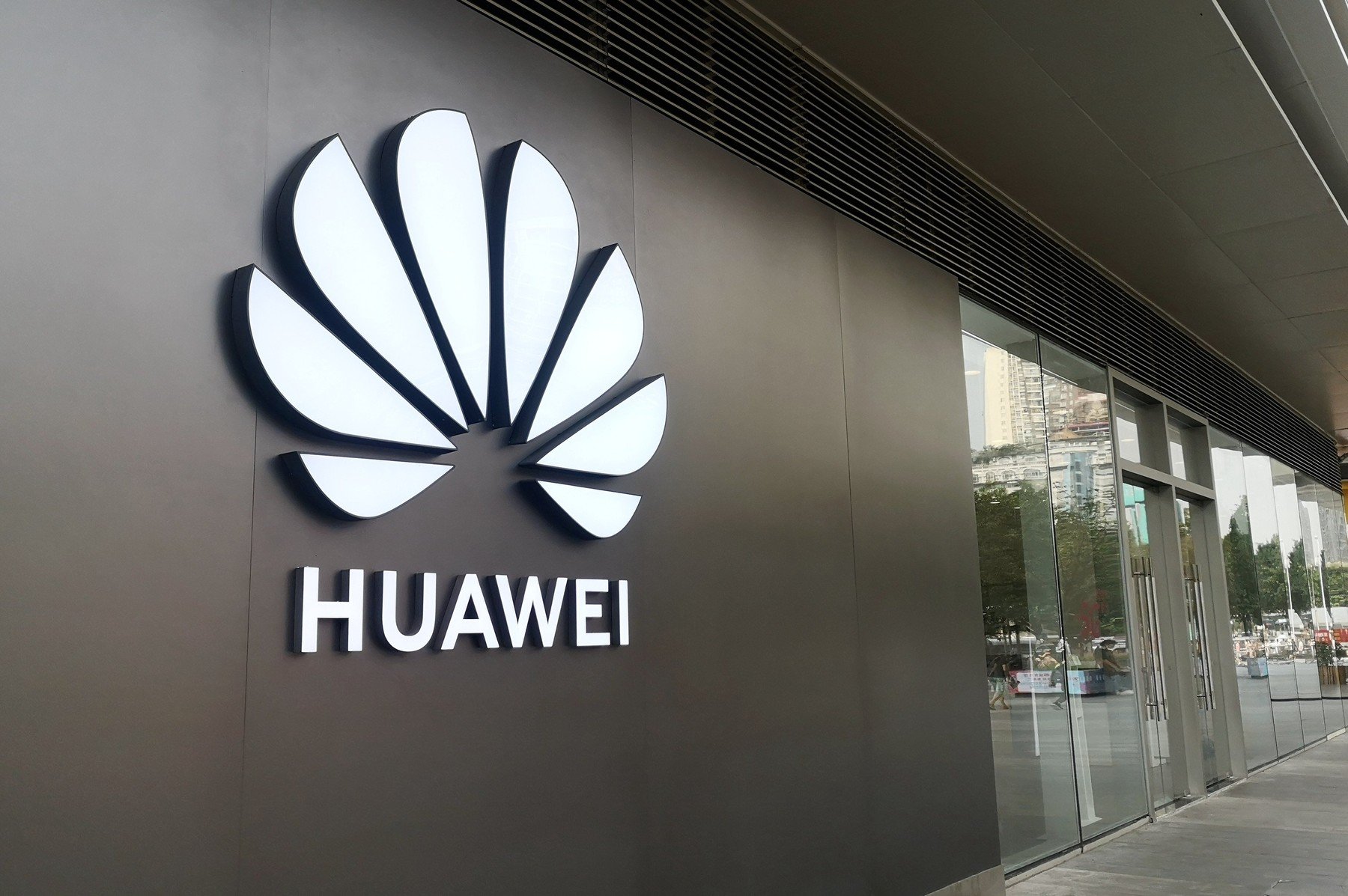 Huawei sfidează Apple și Samsung cu telefonul pliabil: Ce ascunde?