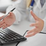 Se poate considera concediul medical în calculul pensiei? Când lunile sau anii contează pentru vechime