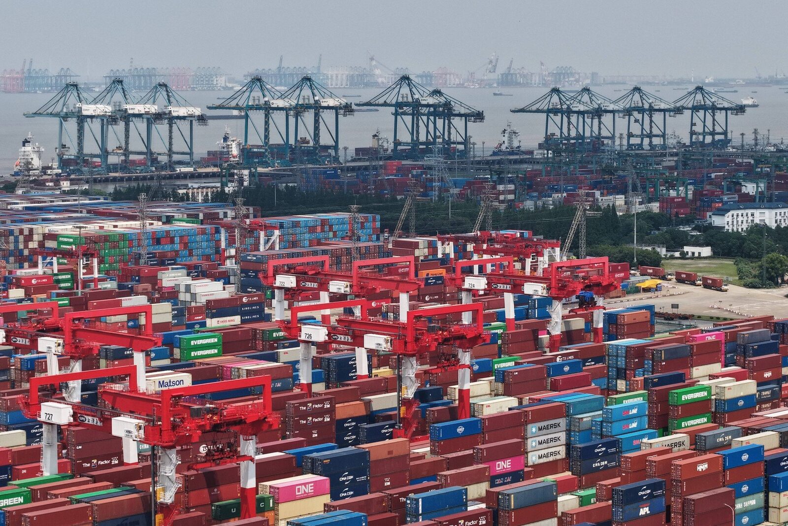 China: Motorul exporturilor, în frânare bruscă, semnal de alarmă