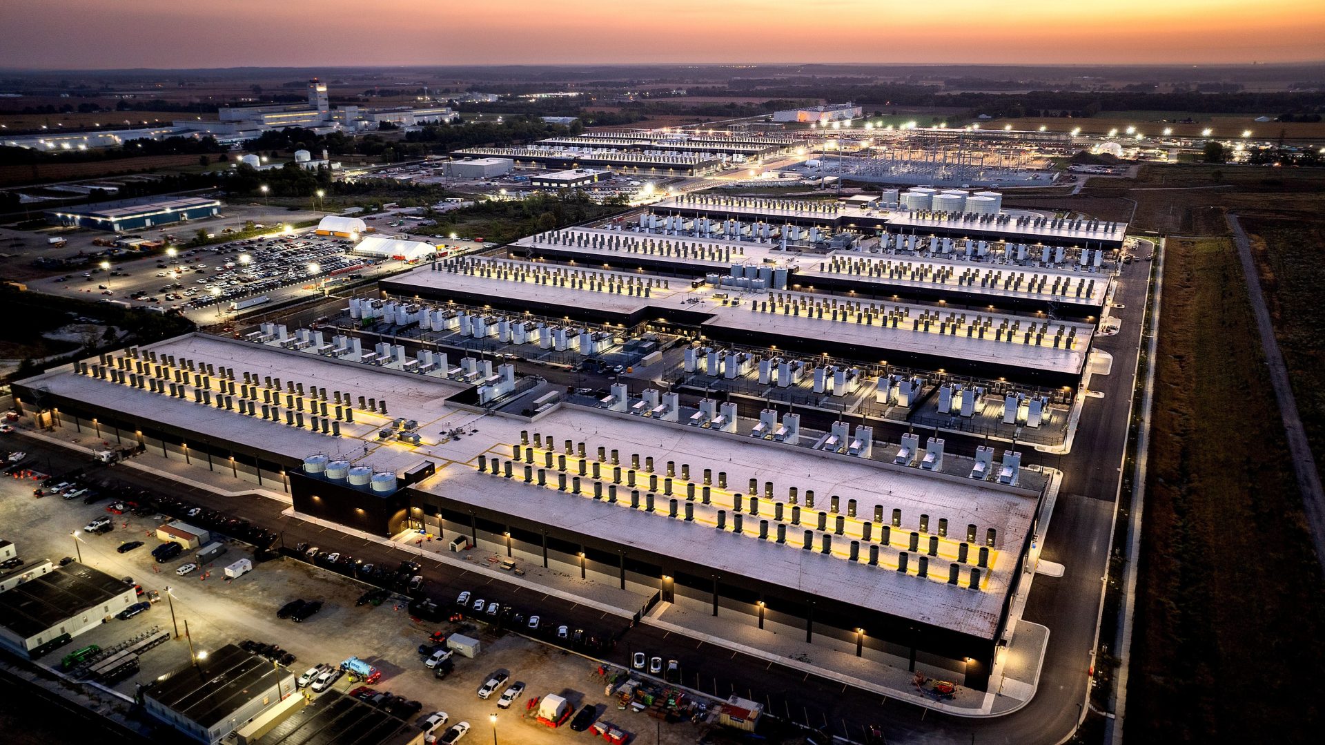 Centrelor de date utilizate pentru alimentarea inteligenței artificiale le revin nu doar consumuri uriașe de energie, ci și un impact neașteptat: creează „insule de căldură” care pot modifica temperaturile din jur cu aproape 9 grade Celsius