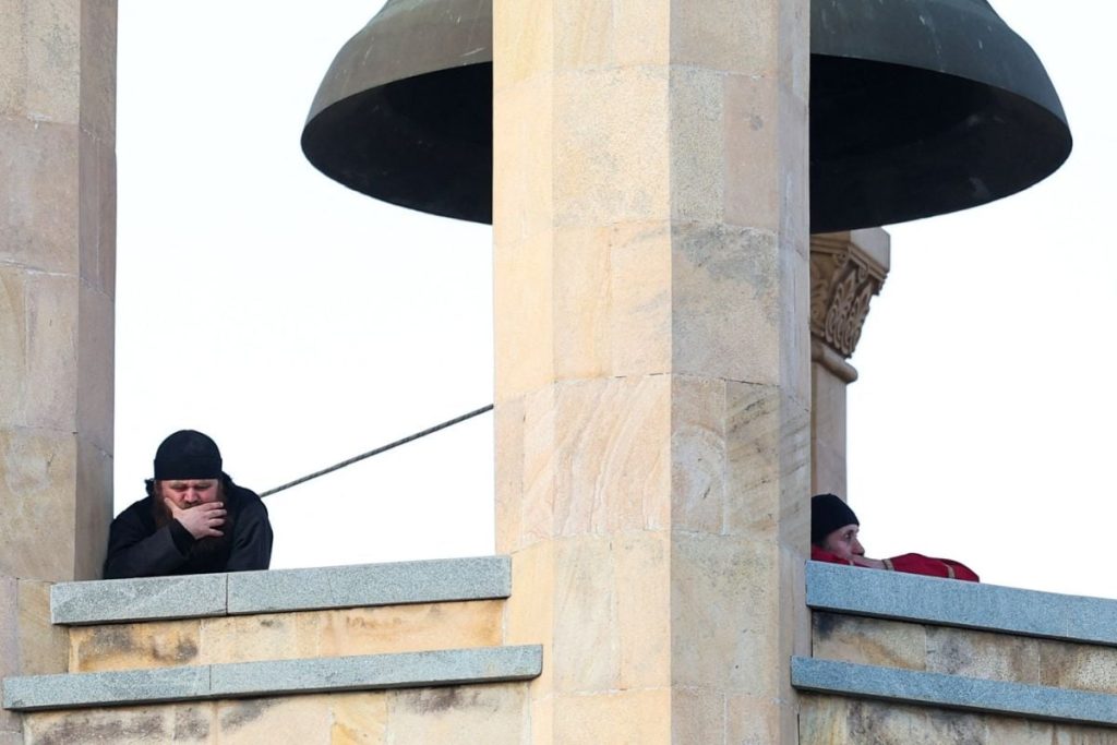 Clopotar în comă la Bacău, după ce clopotul bisericii l-a zdrobit