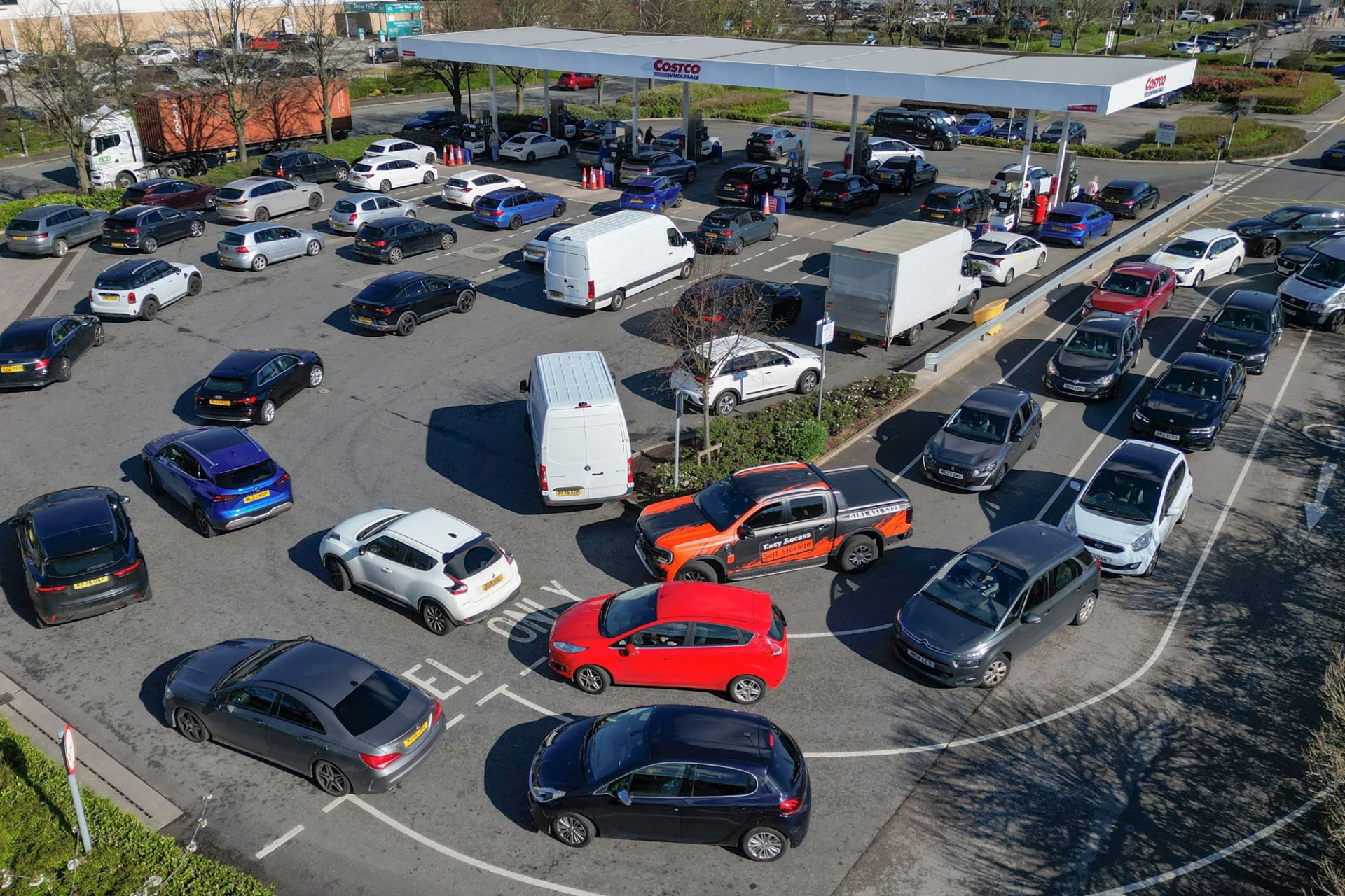 Un singur conflict aruncă în aer prețul carburanților din Europa, readuce în discuție dependența continentului de resursele energetice strategice și reaprinde discuția despre securitatea aprovizionării