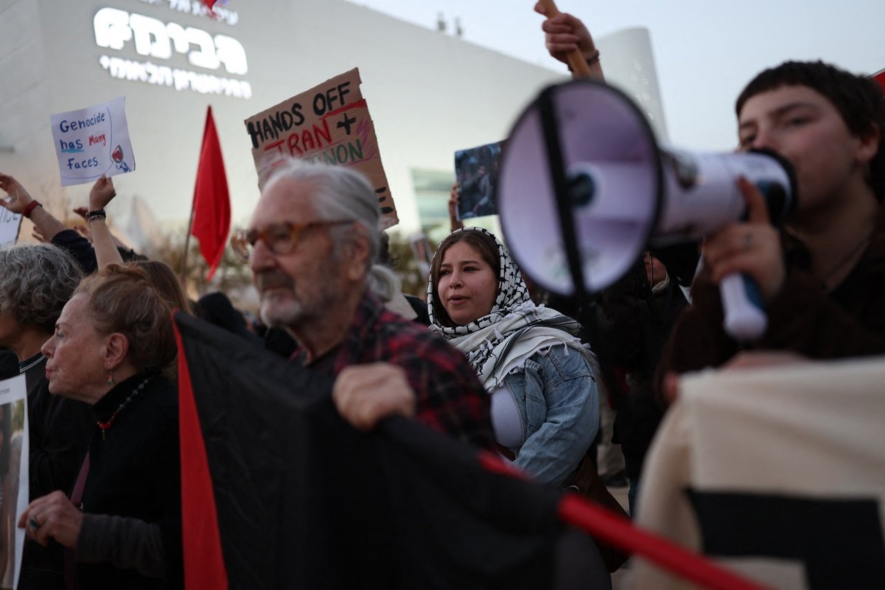 Peste o mie de persoane au manifestat sâmbătă seara în Piața Habima din Tel Aviv împotriva războiului purtat de Israel împotriva Iranului și Hezbollah în Liban, cerând autorităților să pună capăt conflictului