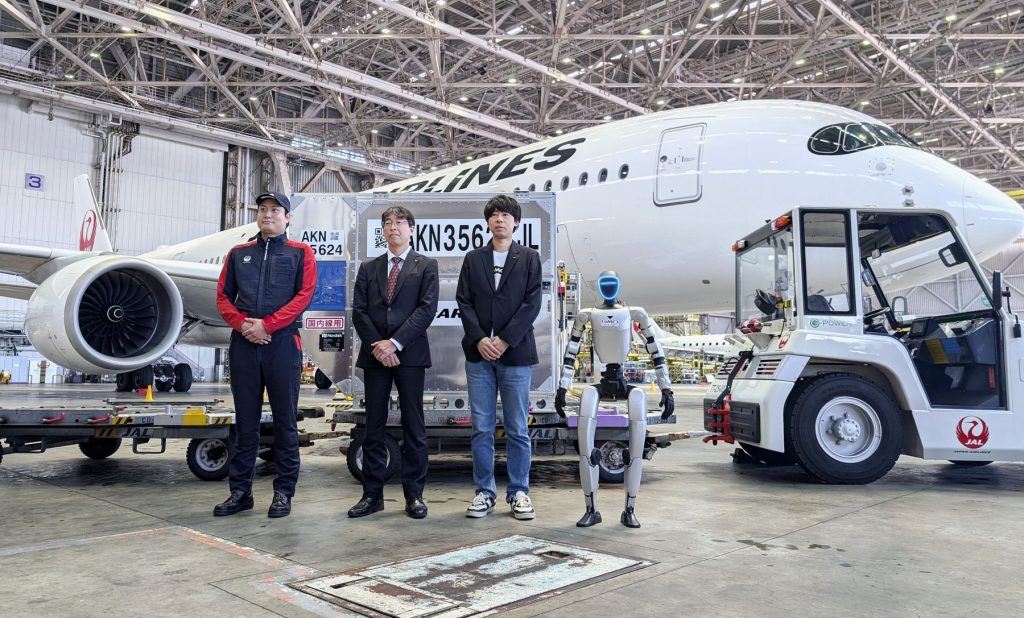 Roboți UMANOIZI, test la un aeroport din Japonia: ce rol inedit au