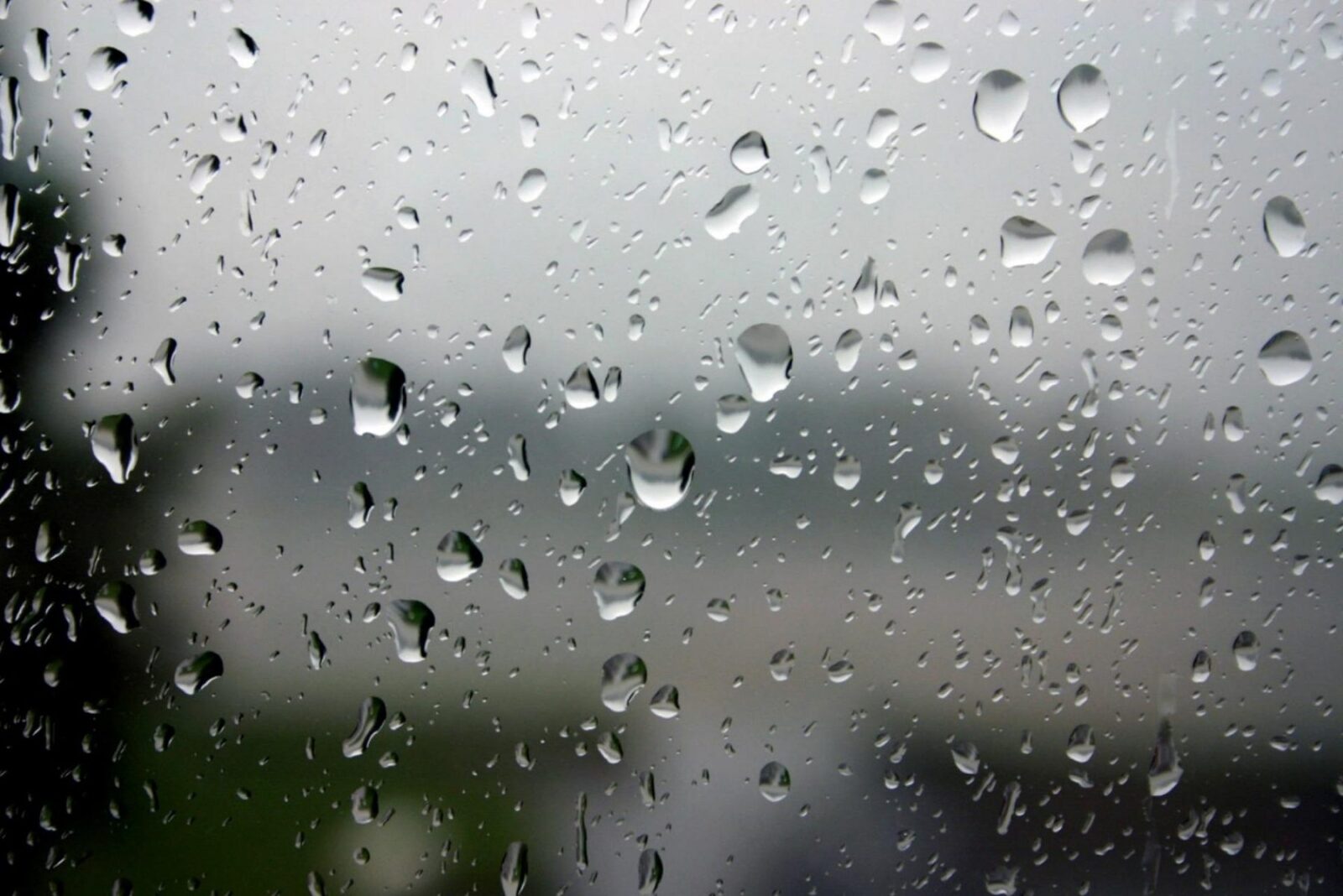 Vremea se strică: Bucureștiul, lovit de ploi și temperaturi în scădere
