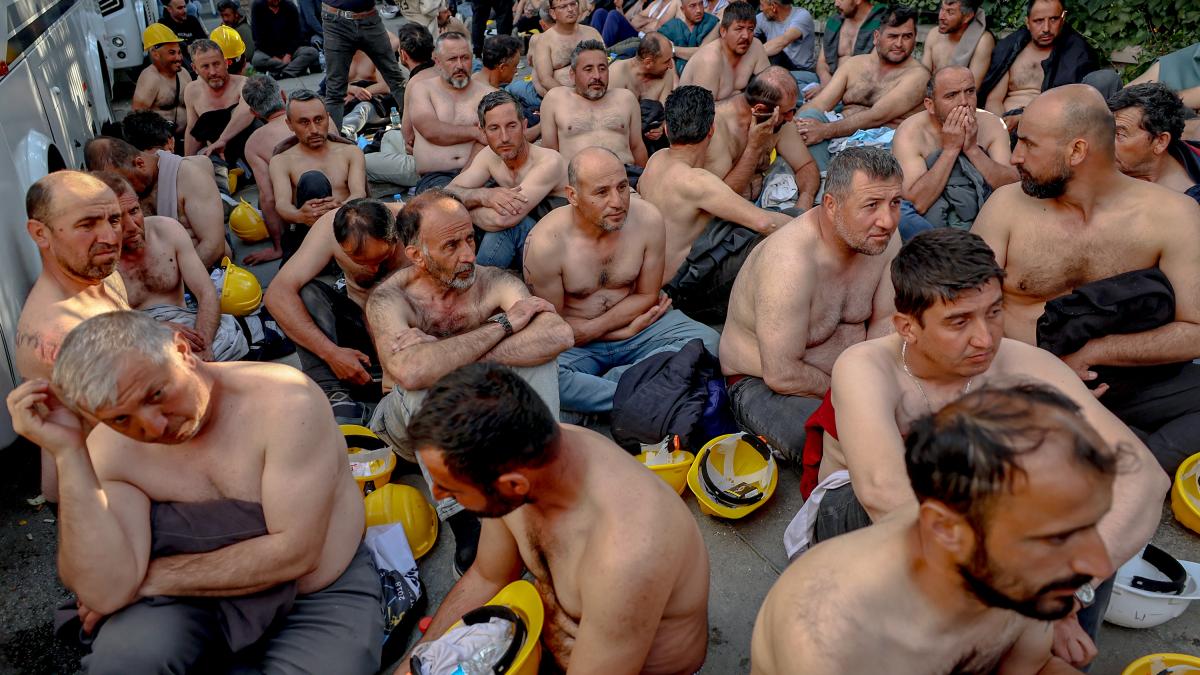 Mineri dezbrăcați, arestați la Ankara pentru salarii restante