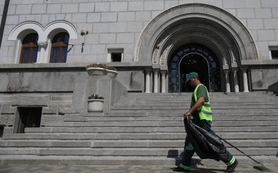 Primăria Sectorului 1 a plătit aproape 18.000 de euro pentru servicii de curățenie stradală care nu au fost efectuate, întrucât suprafața trotuarelor a fost supradimensionată cu peste 5.500 de metri pătrați, conform unui raport de audit financiar al Curții de Conturi