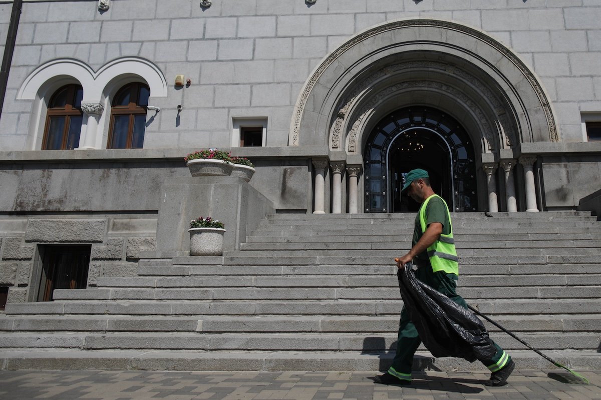Primăria Sectorului 1 a plătit aproape 18.000 de euro pentru servicii de curățenie stradală care nu au fost efectuate, întrucât suprafața trotuarelor a fost supradimensionată cu peste 5.500 de metri pătrați, conform unui raport de audit financiar al Curții de Conturi