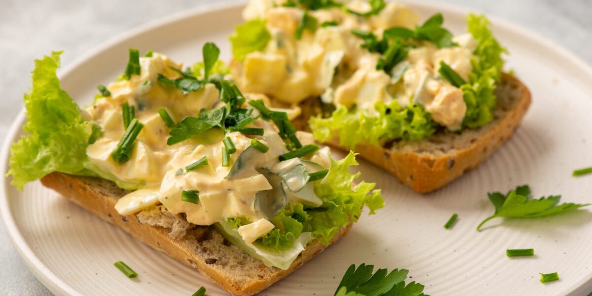 Gustare rapidă: 3 rețete de salată de ouă, ideale pentru sandvișuri