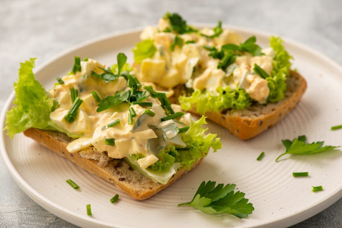 Gustare rapidă: 3 rețete de salată de ouă, ideale pentru sandvișuri