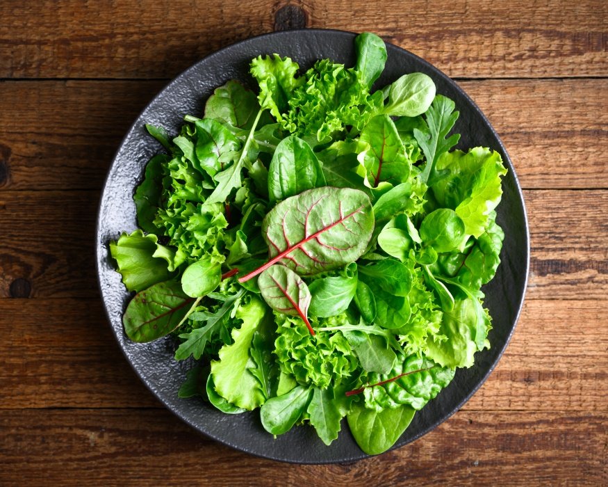 Pentru a păstra salata verde proaspătă mai mult timp, trebuie evitate greșelile frecvente legate de depozitare, umezeală excesivă și temperatură nepotrivită