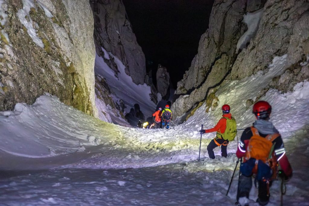 Noapte grea pentru salvamontistii din Zărnești, după intervenția din Piatra Craiului