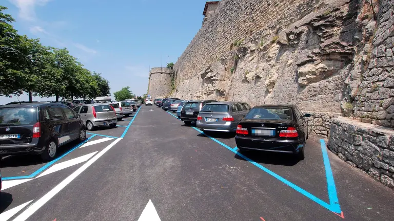 O româncă de 50 de ani a agresat un bărbat în San Marino după o ceartă pentru un loc de parcare