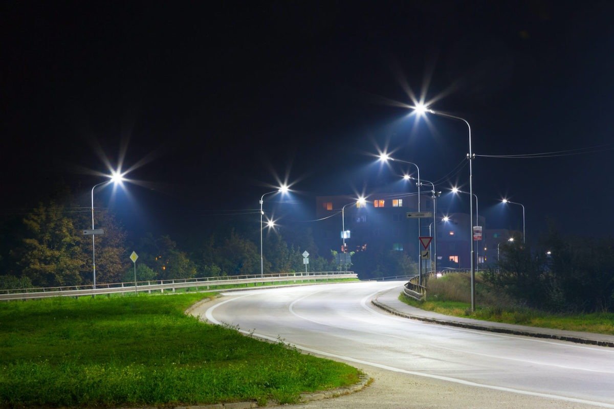 Primarul comunei Sânpetru de Câmpie, inculpat pentru furt de energie electrică Primarul comunei Sânpetru de Câmpie, Spiru Şerban Crăciun, a fost pus oficial sub acuzare pentru implicare într-un caz complex de furt de energie electrică, fiind inculpat pentru trei infracţiuni de furt şi două de instigare