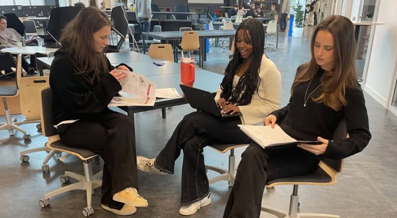 Suedia renunță la digital în școli: Manualele revin, alfabetizarea e ținta