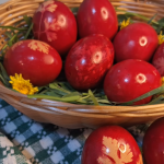 Ouă de Paște colorate natural: secretele vopsirii cu ceapă, sfeclă și varză